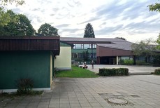 2015-09-22 - Grundschule Nord mit Hausmeistergebäude im Vordergrund
