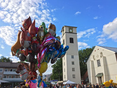2017-07-15 18.29-Stadtfest Traunreut-Ballons vor Kirche